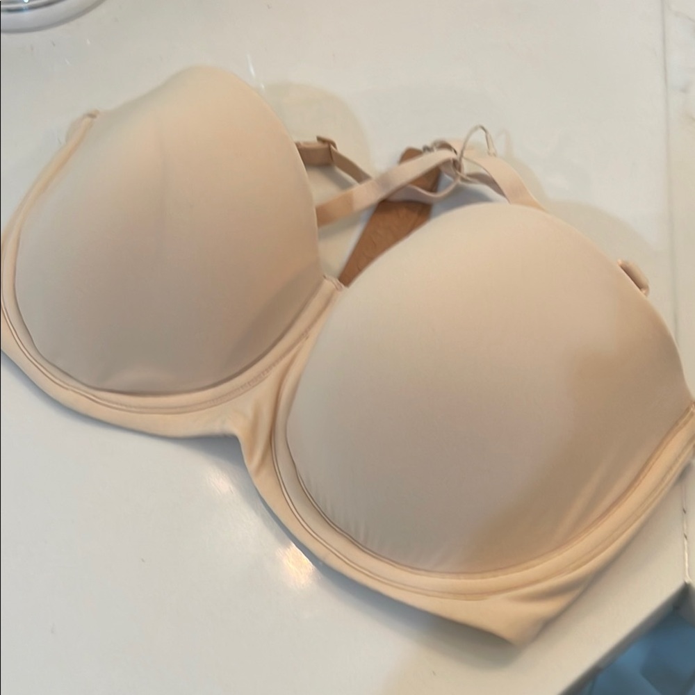 SKIMS Cream T-Shirt Bra with Seamless Molded Cups(converts to strapless)